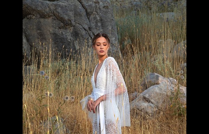 Žena v květinových šatech Elie Saab SS2021