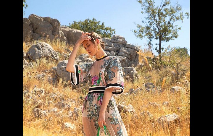 Žena v květinových šatech Elie Saab SS2021