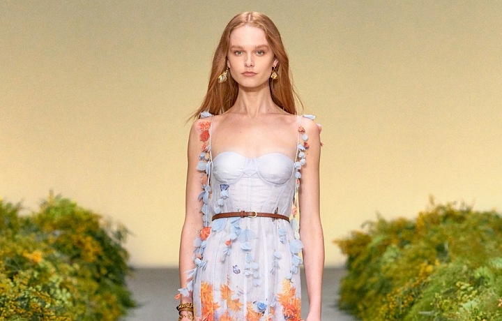 Žena v květinových šatech Zimmermann