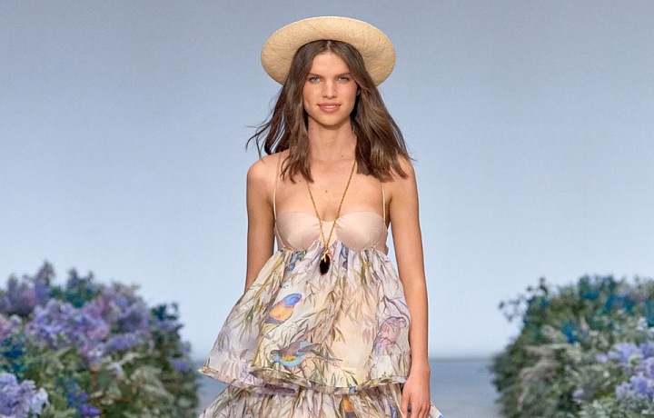 Žena v květinových šatech Zimmermann