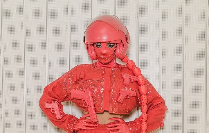 Žena v malinovém modelu návrháře Lukáše Krnáče