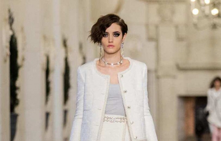 Žena v modelu Chanel Métiers d’art 2020/21