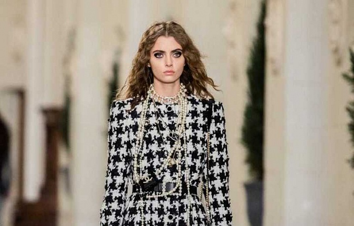 Žena v modelu Chanel Métiers d’art 2020/21