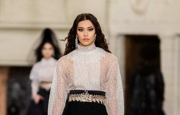 Žena v modelu Chanel Métiers d’art 2020/21