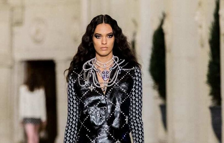 Žena v modelu Chanel Métiers d’art 2020/21