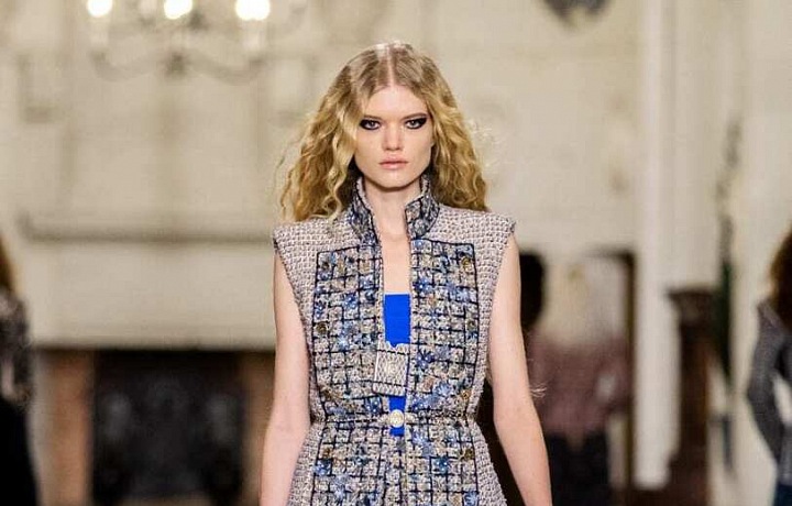 Žena v modelu Chanel Métiers d’art 2020/21