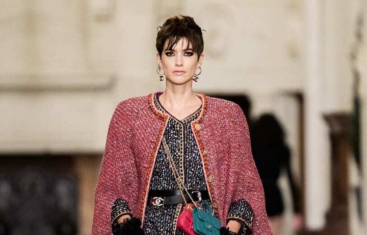 Žena v modelu Chanel Métiers d’art 2020/21