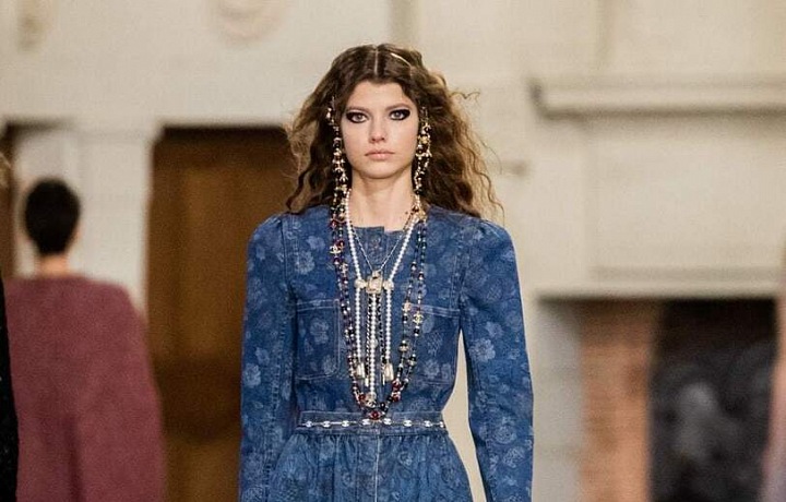 Žena v modelu Chanel Métiers d’art 2020/21