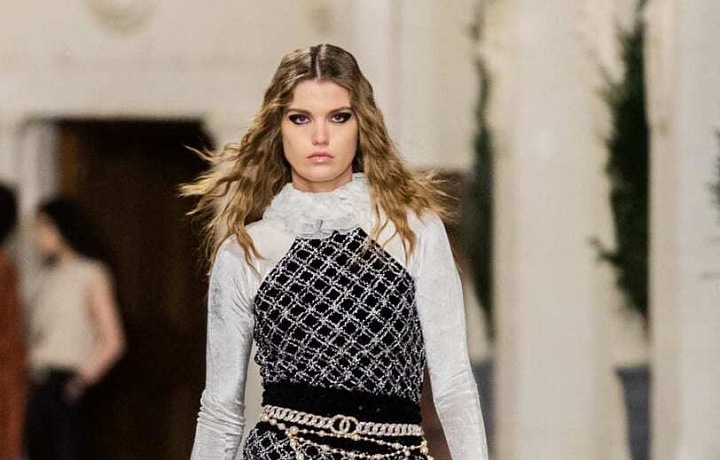 Žena v modelu Chanel Métiers d’art 2020/21