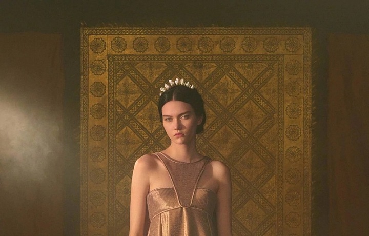 Žena v modelu Dior Spring 2021 Couture