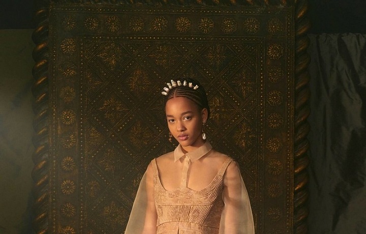 Žena v modelu Dior Spring 2021 Couture