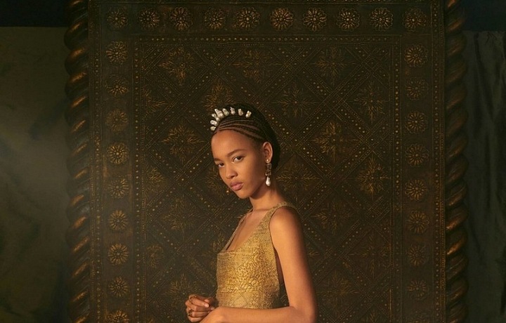 Žena v modelu Dior Spring 2021 Couture