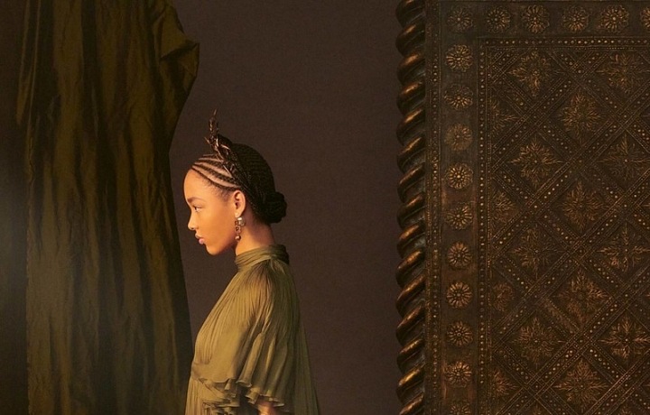 Žena v modelu Dior Spring 2021 Couture