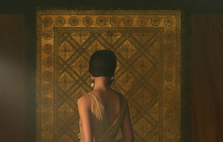 Žena v modelu Dior Spring 2021 Couture