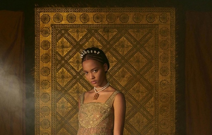 Žena v modelu Dior Spring 2021 Couture