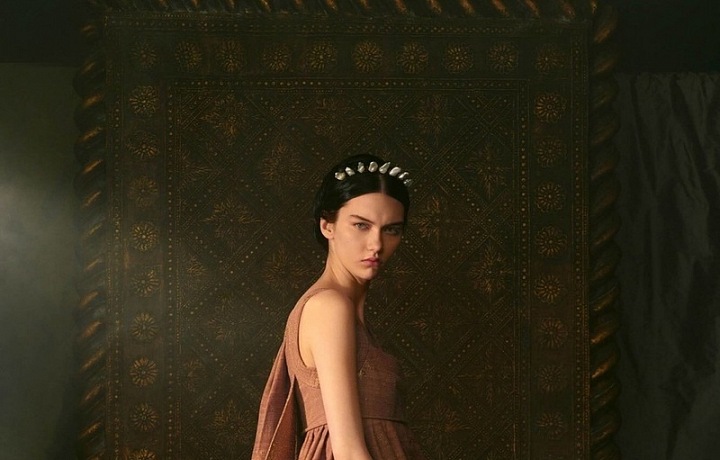 Žena v modelu Dior Spring 2021 Couture