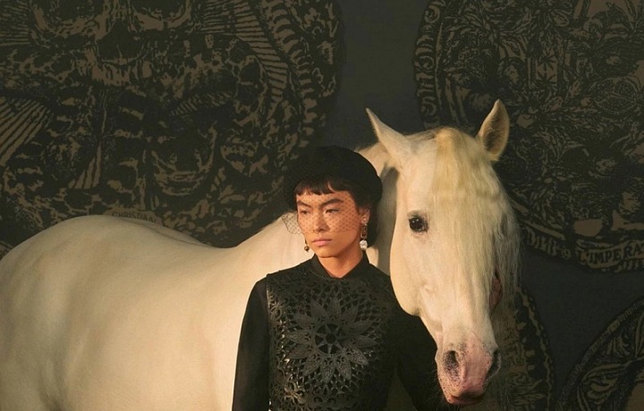 Žena v modelu Dior Spring 2021 Couture