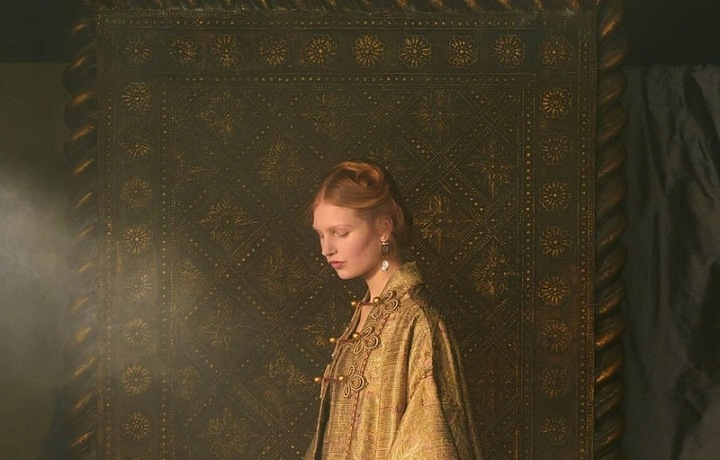 Žena v modelu Dior Spring 2021 Couture