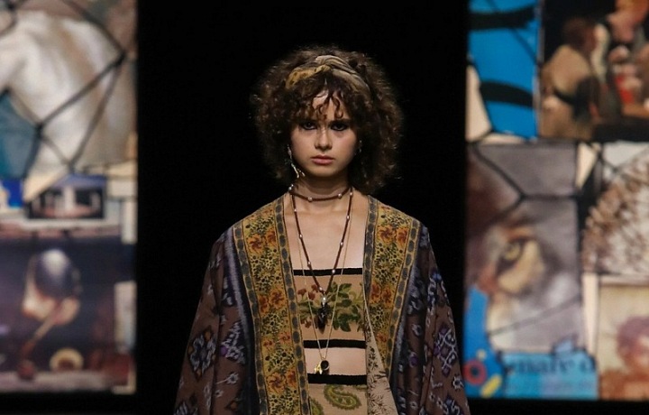 Žena v modelu Dior SS2021