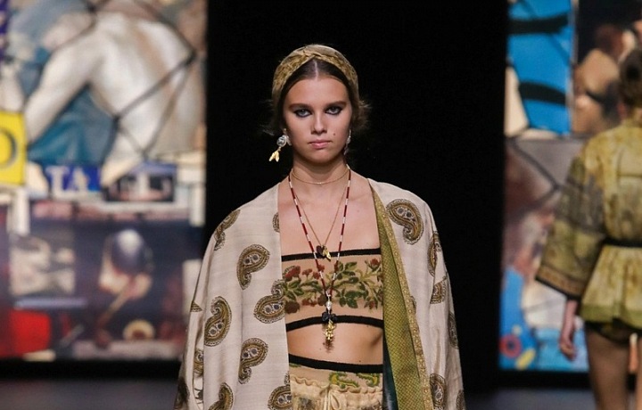 Žena v modelu Dior SS2021