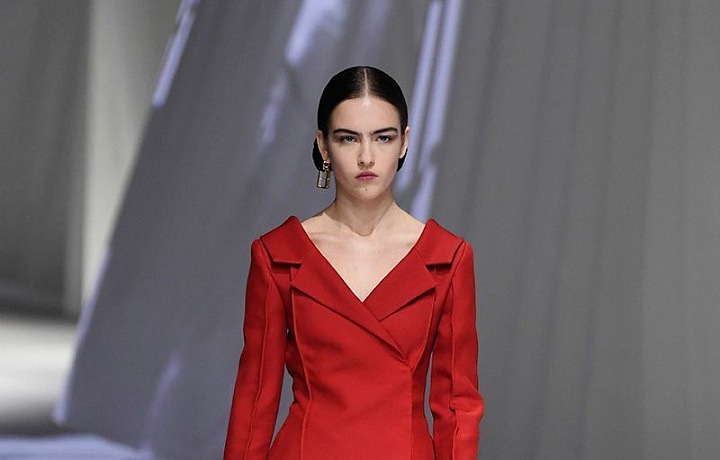 Žena v modelu Fendi SS2021