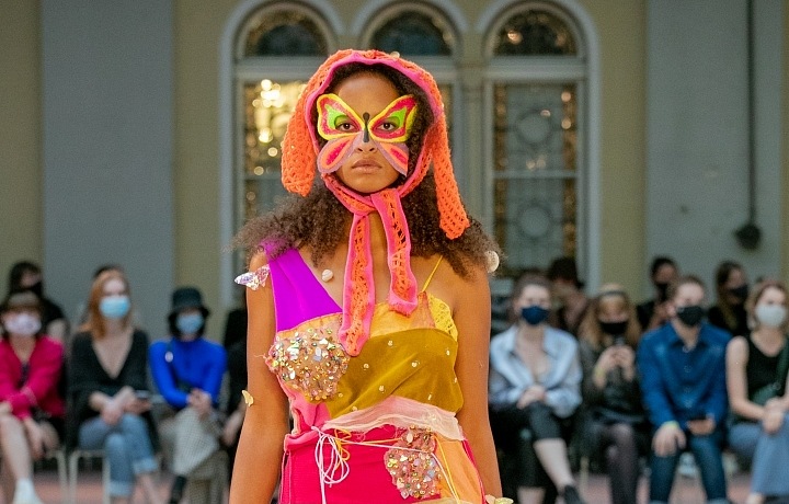 Žena v modelu od Dominiky Kozákové