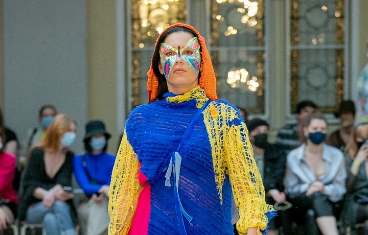 Žena v modelu od Dominiky Kozákové