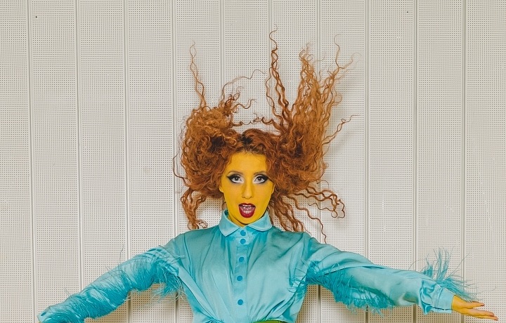 Žena v modré halence a zelené sukni Lukáše Krnáče