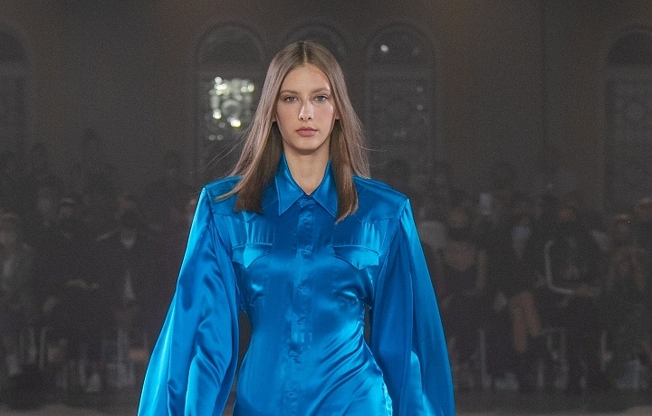 Žena v modrém outfitu od Zoltána Tótha 