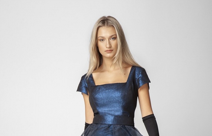 Žena v modrých šatech.