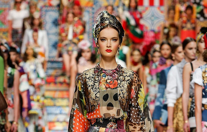 Žena v barevných šatech Dolce Gabbana SS2021