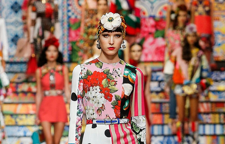 Žena v barevných šatech Dolce Gabbana SS2021