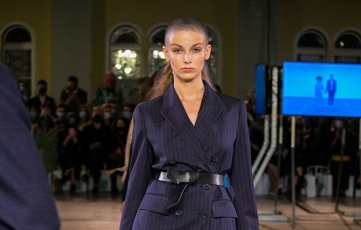 Žena v pruhovaném kostýmku Pietro Filipi