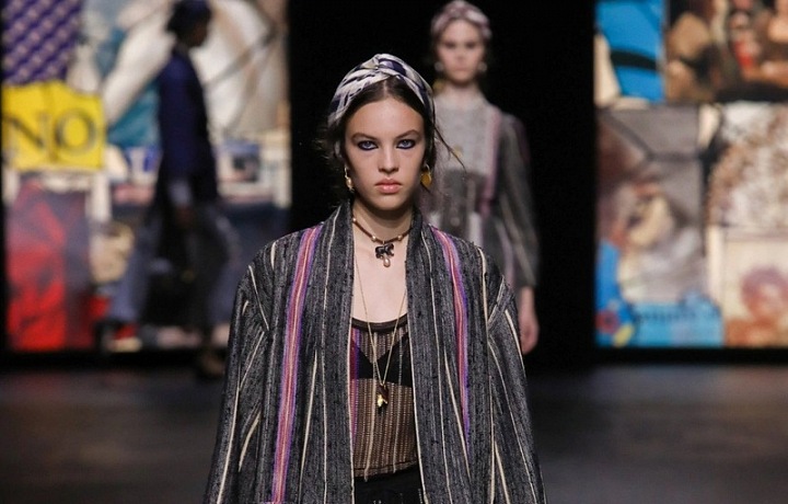 Žena v pruhovaném modelu Dior SS2021