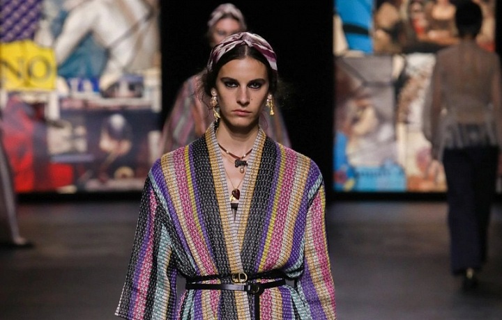 Žena v pruhovaném modelu Dior SS2021