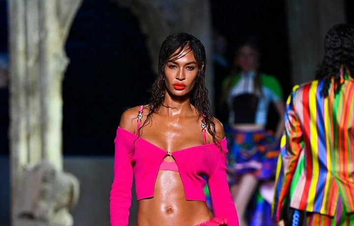 Žena v růžovém modelu Versace SS2021
