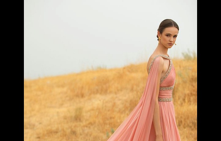 Žena v růžových šatech Elie Saab SS2021