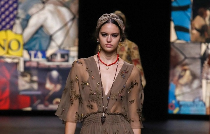 Žena v šatech Dior SS2021