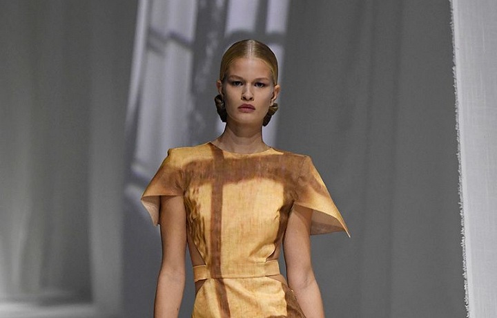Žena v šatech Fendi SS2021