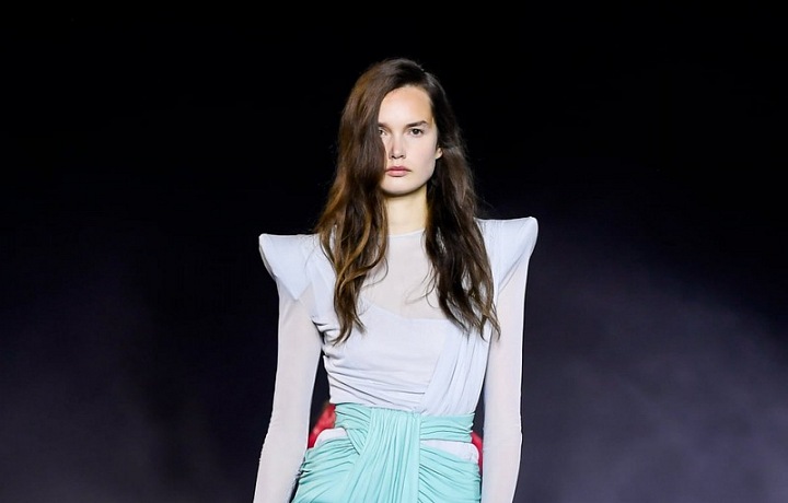 Žena v šedém topu a mint sukni Balmain SS2021