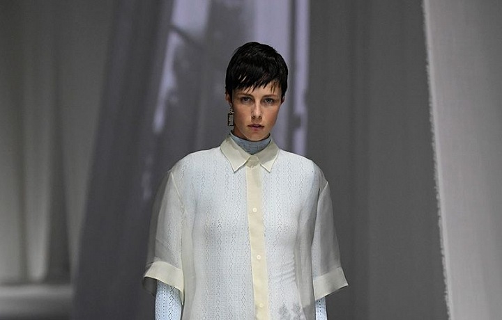 Žena v transparentním modelu Fendi SS2021