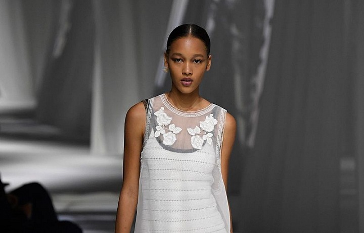 Žena v transparentním modelu Fendi SS2021