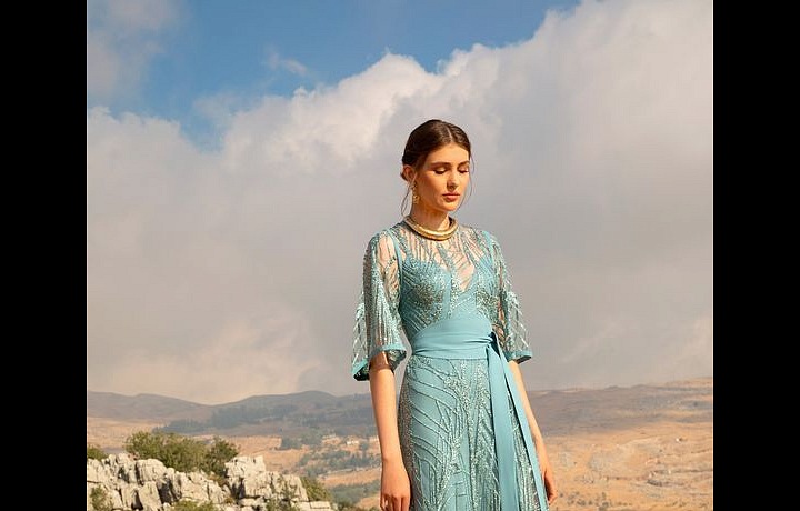 Žena v tyrkysových šatech Elie Saab SS2021