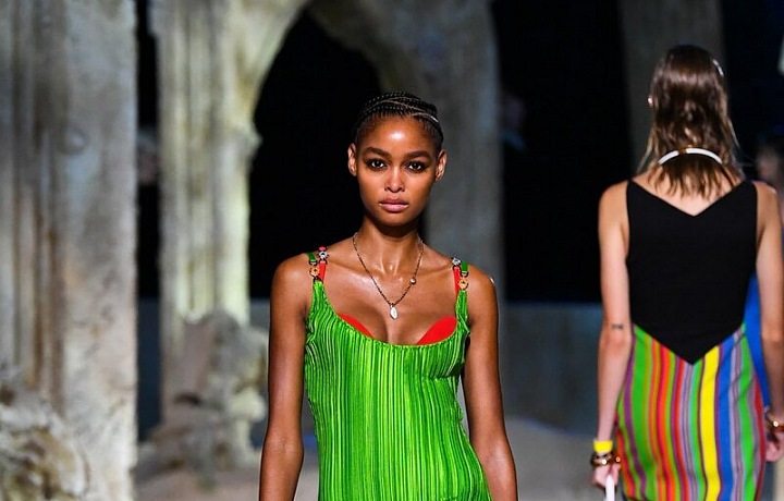 Žena v zelených mini šatech Versace SS2021