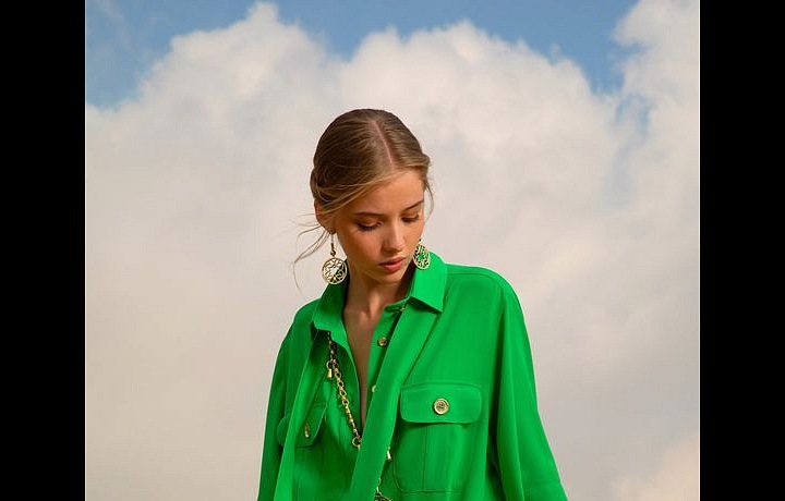 Žena v zelených šatech Elie Saab SS2021