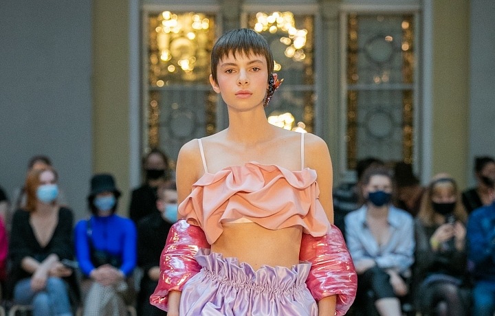 Žena ve fialové sukni a béžovém topu od Natalie Dufkové