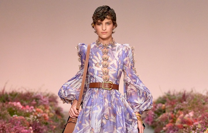 Žena ve fialových šatech Zimmermann