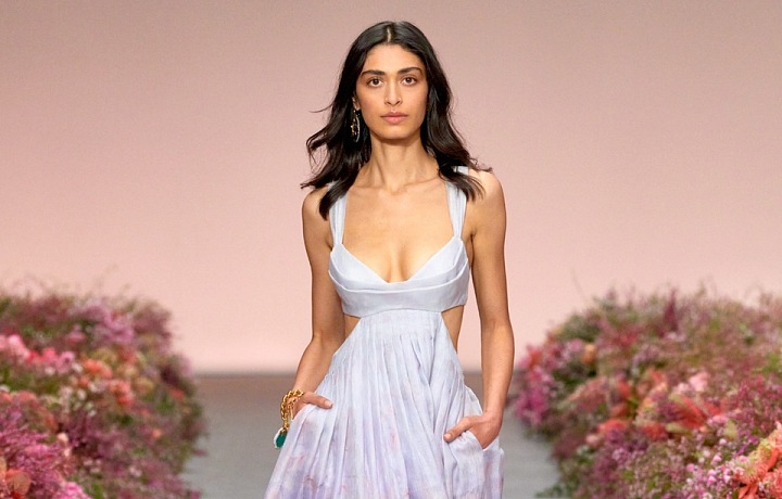 Žena ve fialových šatech Zimmermann