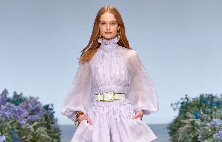 Žena ve fialových šatech Zimmermann