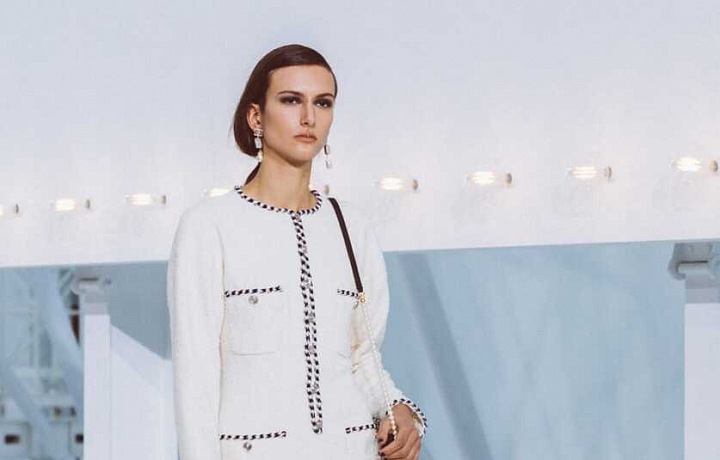 Žena ve světlém kostýmku Chanel SS2021